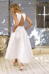 Elegante vestido de fiesta formal de satén con escote en V, espalda descubierta y bolsillos, corto y elegante.